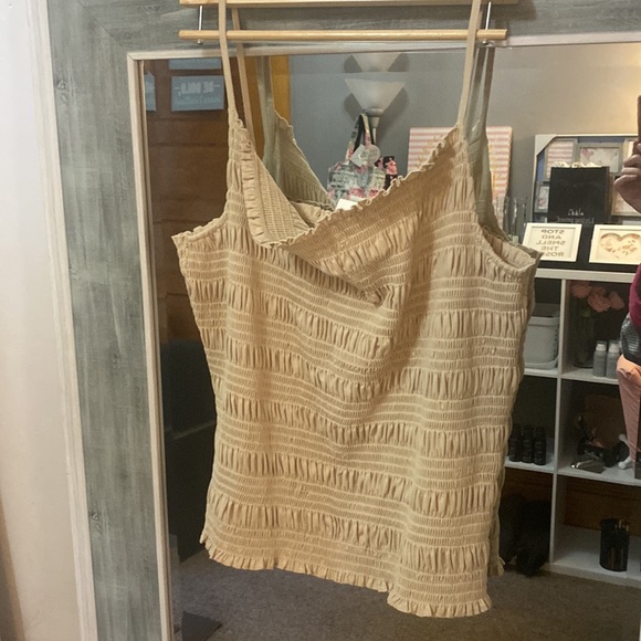 Shell Crop Top - Picture 2 of 5